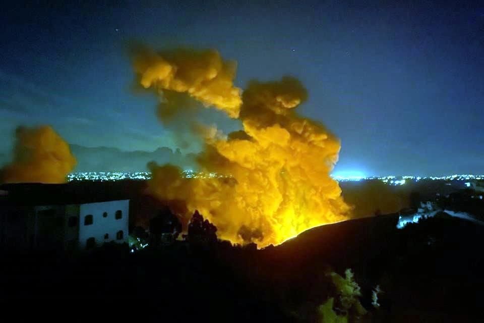 Se eleva humo en el lugar de un ataque aéreo israelí en las afueras de la aldea de Zawtar, en el sur del Líbano.