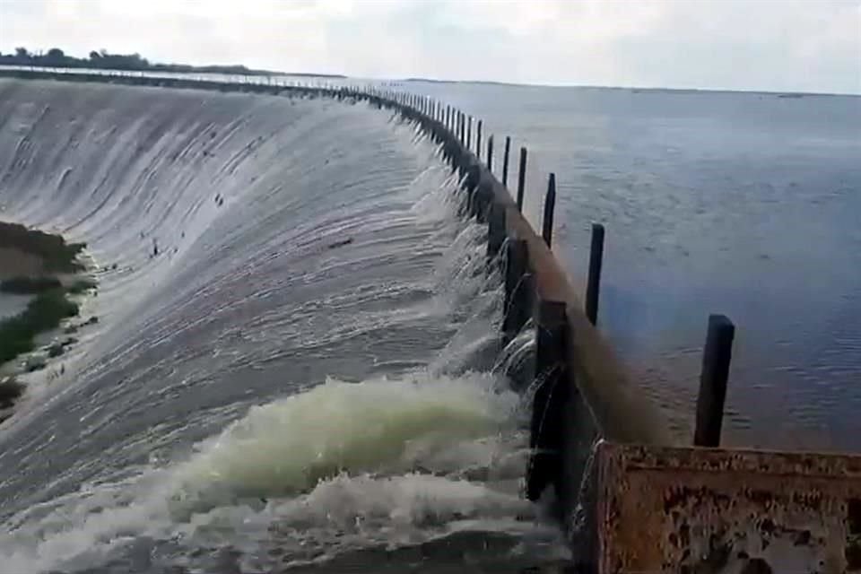 Desde el viernes, la barrera contenedora de madera colocada por encima de la cortina de concreto de la presa Marte R. Gómez ya había sido superada por el agua procedente de El Cuchillo.