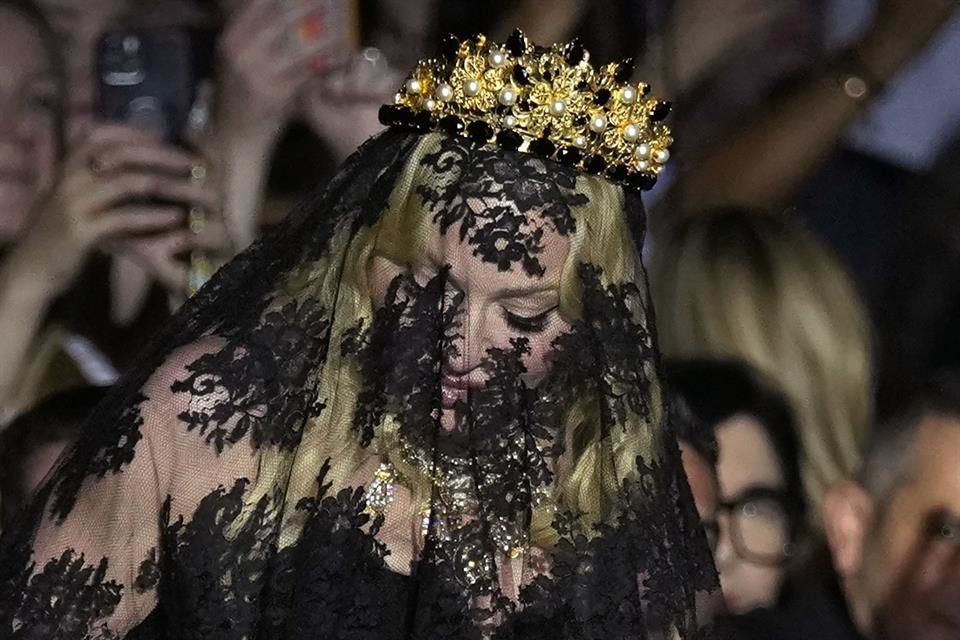 Madonna llegó al desfile de Dolce & Gabbana, en la Semana de la Moda de Milán, donde celebraron su icónico estilo en los años 90.