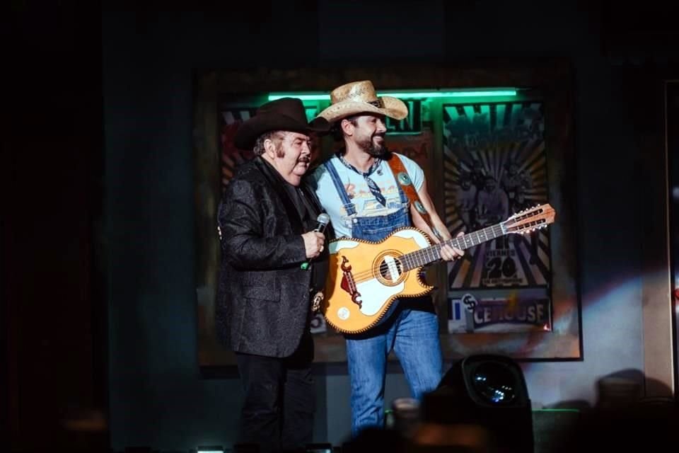 Don Eliseo Robles cantó junto a su hijo.