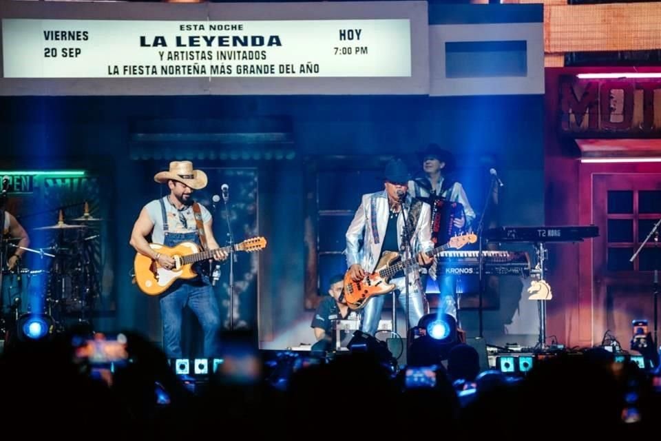 Eliseo Robles Jr. hizo dueto con Lupe Esparza en el concierto.