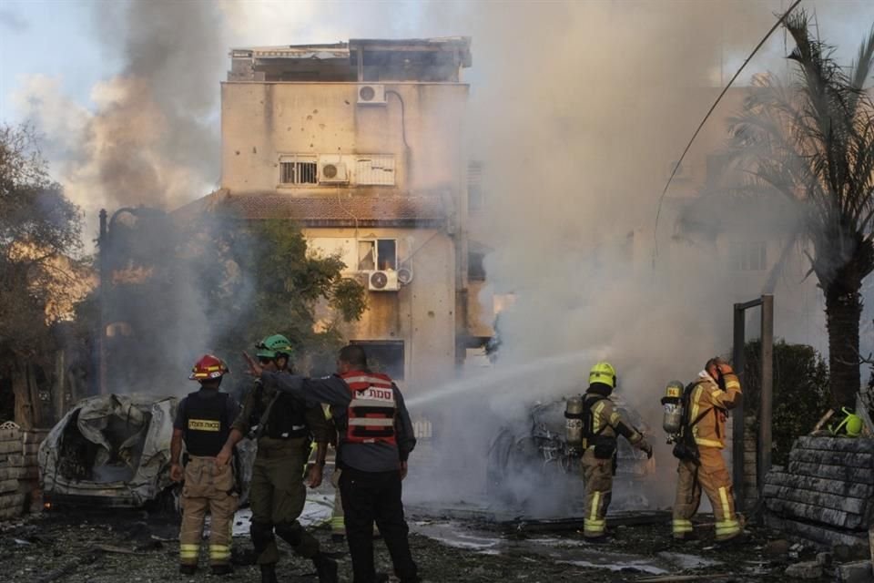 Fuerzas de seguridad trabajan en el sitio impactado por un cohete lanzado desde Líbano, el 22 de septiembre del 2024.