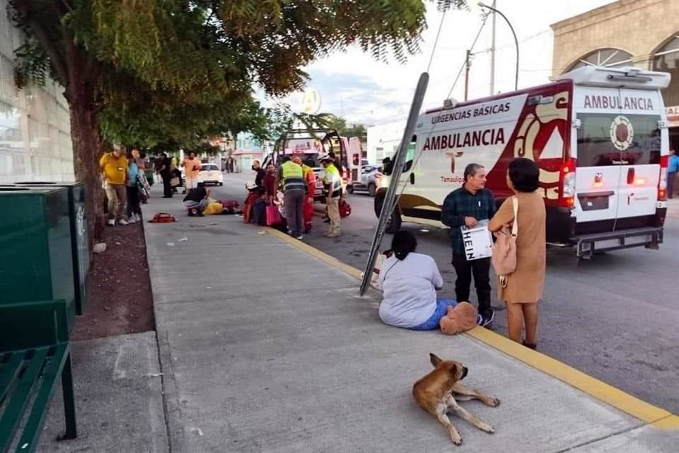 De acuerdo con testigos, la unidad embistió a las personas, cuando estas se encontraban sentadas en la banqueta.