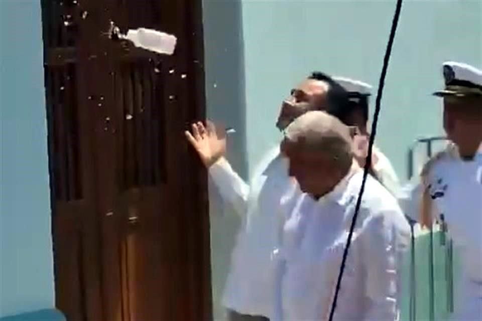 El Presidente fue recibido a gritos y le lanzaron una botella de agua, que alcanzó a esquivar.