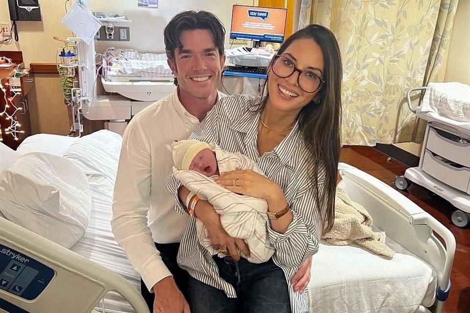 La actriz Olivia Munn recibió a su segunda bebé con el comediante John Mulaney, ahora por vientre subrogado, y en medio de lucha contra el cáncer.