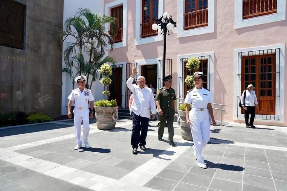 El Presidente López Obrador se despidió de sus simpatizantes en Veracruz.