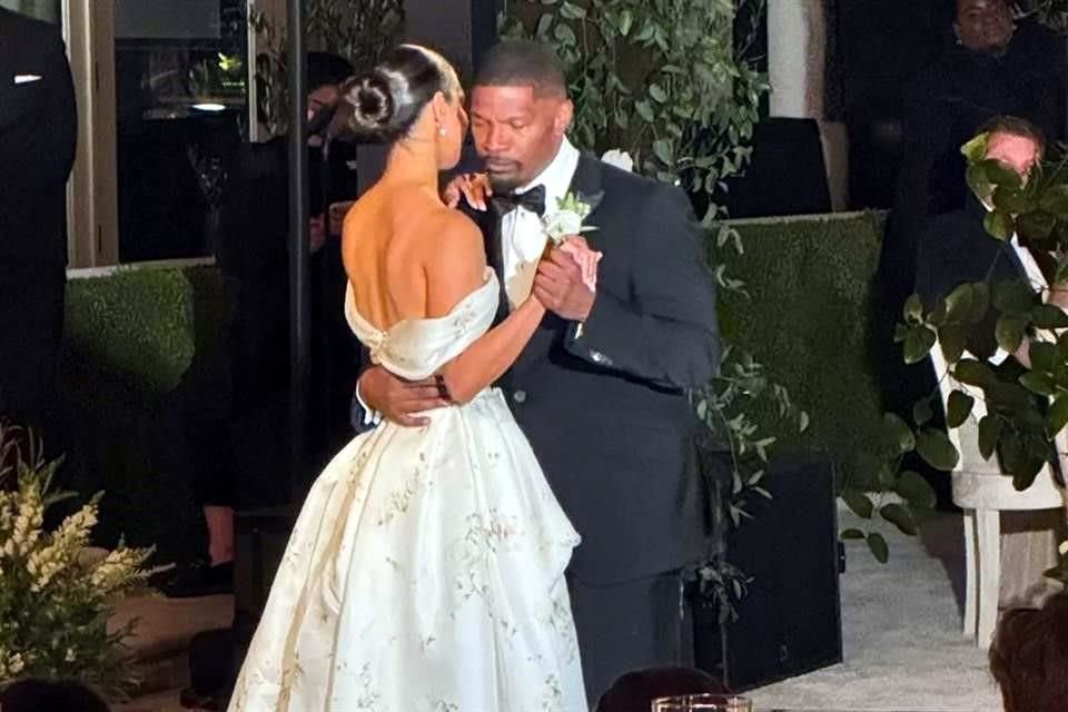 Otra imagen mostró al padre e hija siendo los protagonistas de la pista al bailar una pieza ante los invitados.