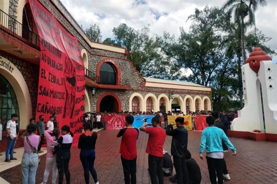 Normalistas de Ayotzinapa, en compañía de alumnos de otras normalres rurales, realizaron un acto de protesta en Iguala, Guerrero, a 10 años de la desaparición de 43 compañeros.