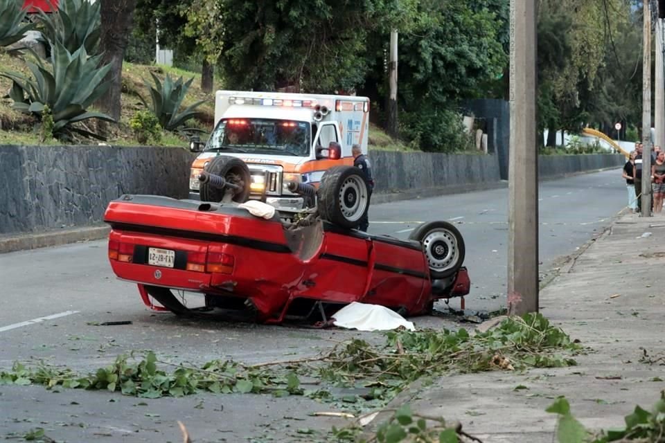 Tras la volcadura, el auto quedó sobre carriles laterales de Avenida Río Churubusco.