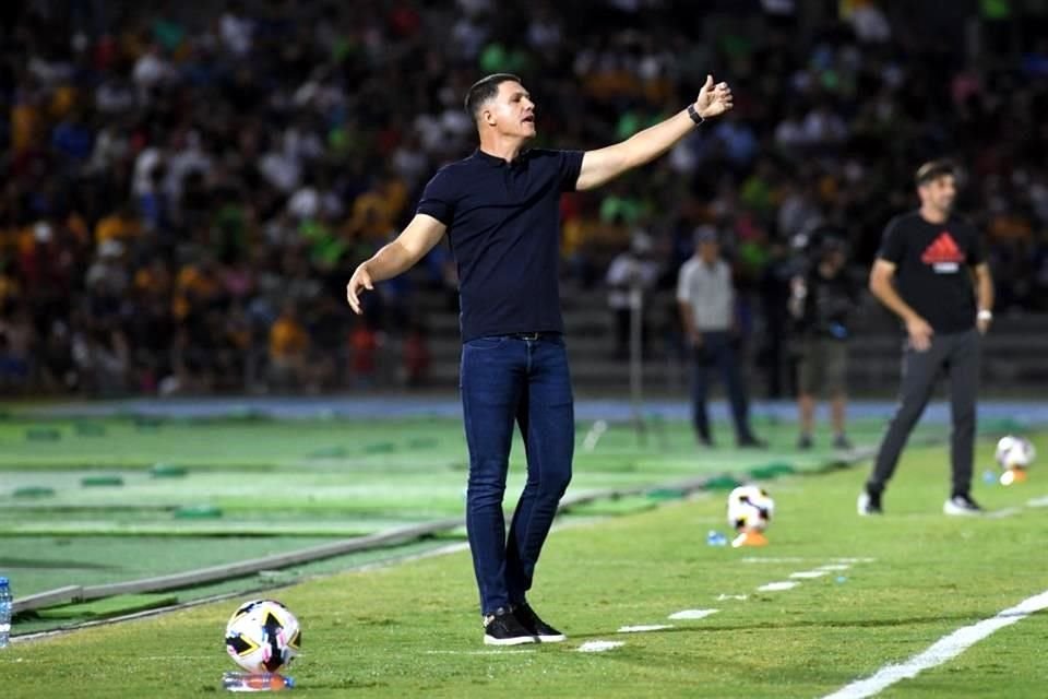 Mauricio Barbieri, el técnico brasileño que dirige al FC Juárez, último equipo en la clasificación general.