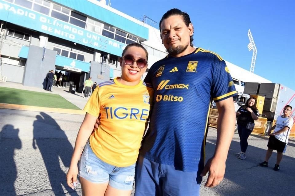 Aunque no fueron muy numerosos, aficionados de Tigres acudieron para apoyar a su equipo.