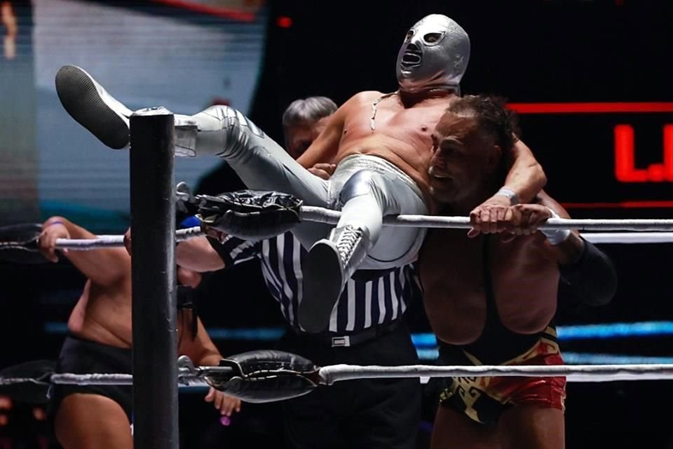 El Hijo del Santo se enfrascó en una dura batalla con Dr. Wagner Jr., una rivalidad de años en la Lucha Libre mexicana.