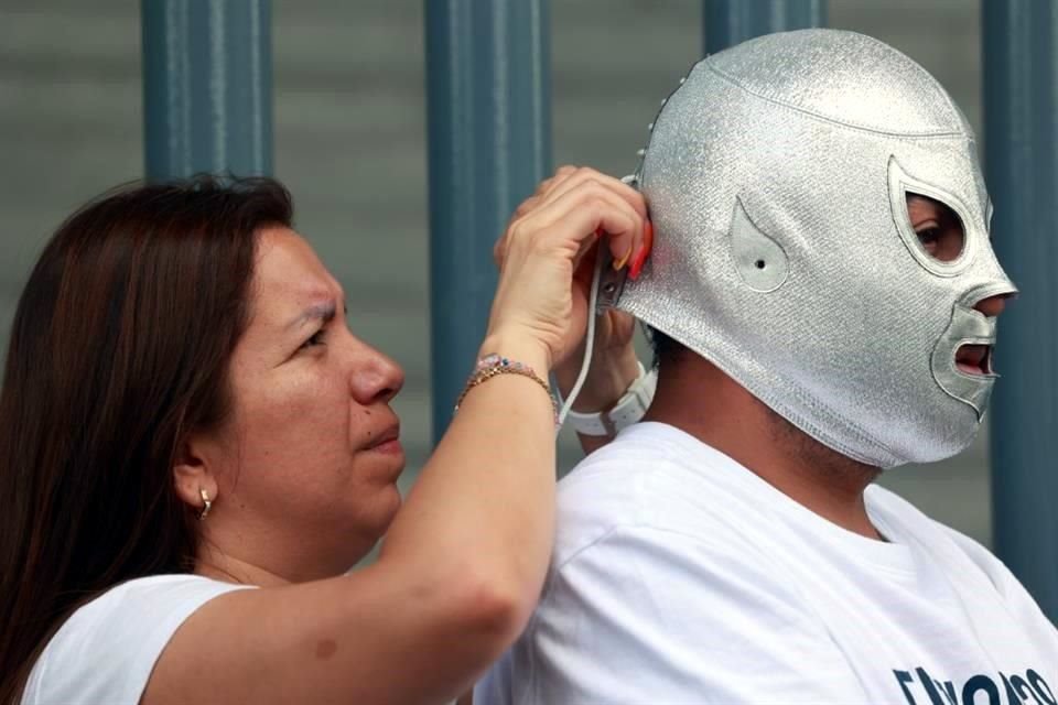 Aficionados con máscara del Hijo del Santo se hicieron presentes en la función celebrada en la Arena CDMX.