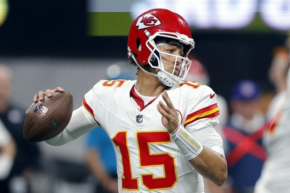 Patrick Mahomes lanzó dos pases de anotación y completó 26 envíos para 237 yardas, pese a ser interceptado una vez en Atlanta.