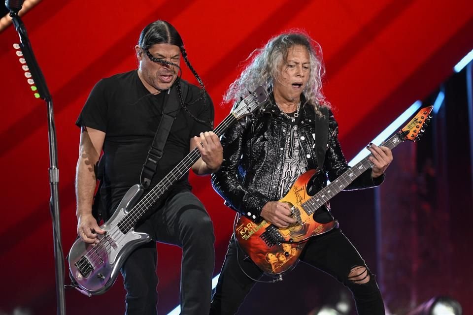 El guitarrista Kirk Hammett y el bajista Rob Trujillo hicieron lo propio al rendirle homenaje a Caifanes.