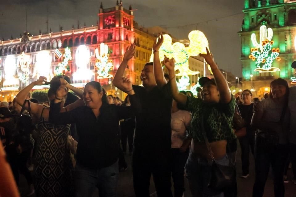 Según las cifras oficiales, el homenaje reunió a más de 70 mil personas en el Zócalo capitalino.