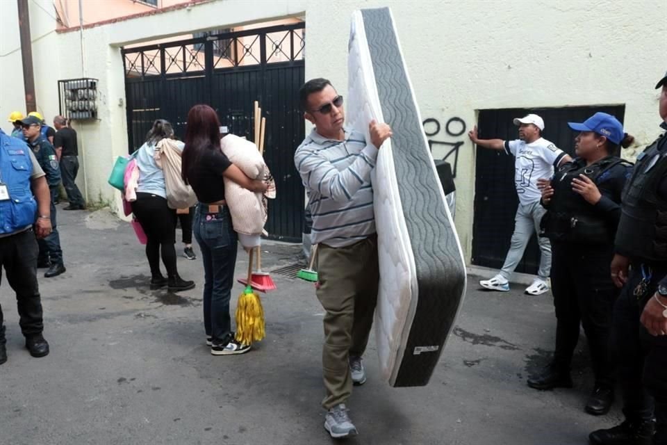 Documentos importantes, así como colchones, televisores y otros bienes fueron rescatados ayer.