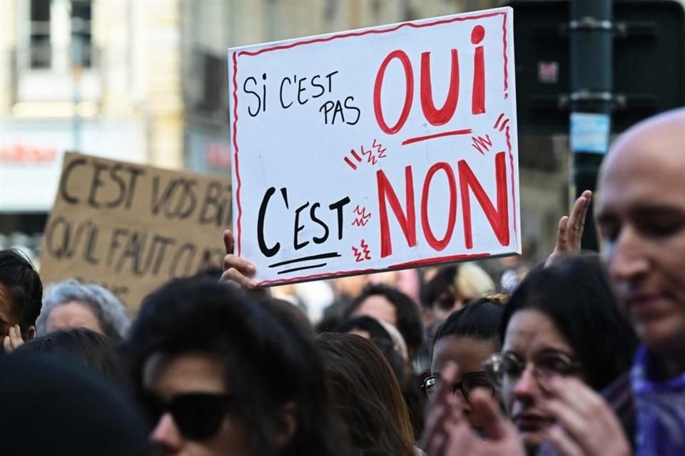 Una persona sostiene un cartel que dice 'Si no es un 'sí', es un 'no'', durante una protesta en apoyo a Gisèle Pelicot, en Francia, el 14 de septiembre.