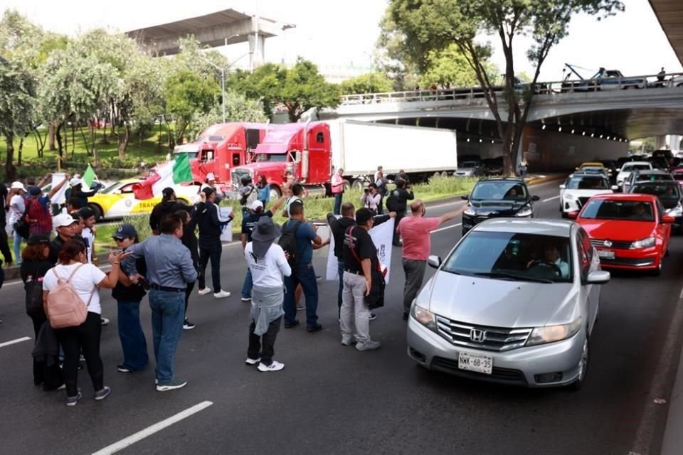 Trabajadores del Poder Judicial bloquean Periférico Sur en protesta por la reforma judicial que ordena elegir a jueces y magistrados por voto directo.