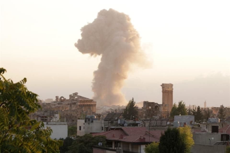 Humo se alza del sitio de un ataque israelí en la ciudad libanesa de Baalbeck.