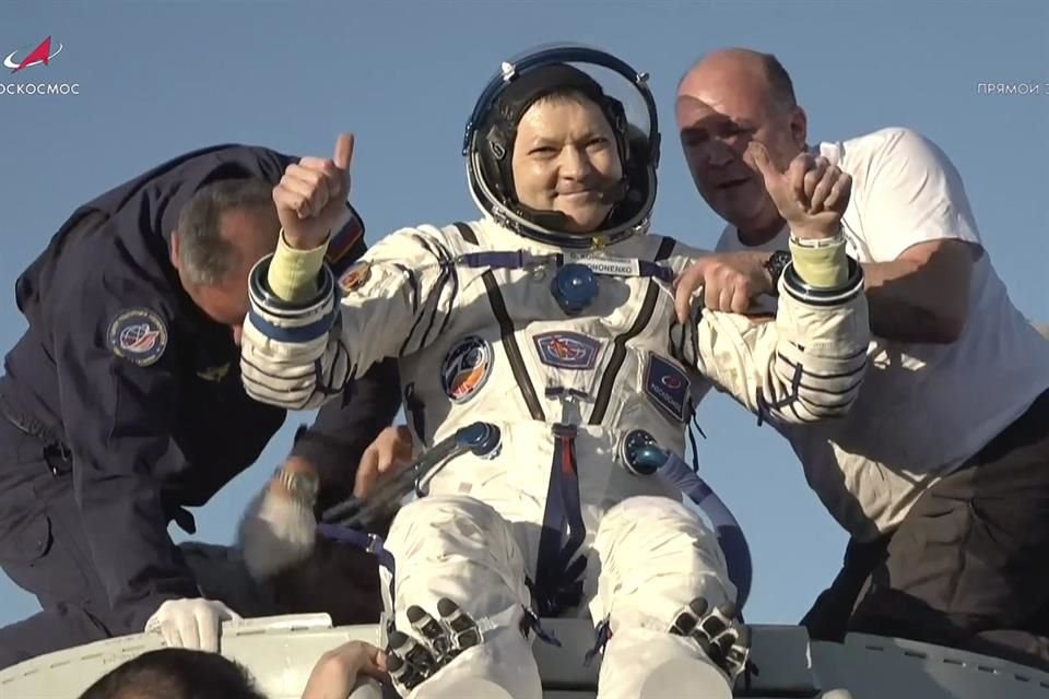 El astronauta Oleg Kononenko es ayudado a salir de la cápsula Soyuz tras su regreso a la tierra.