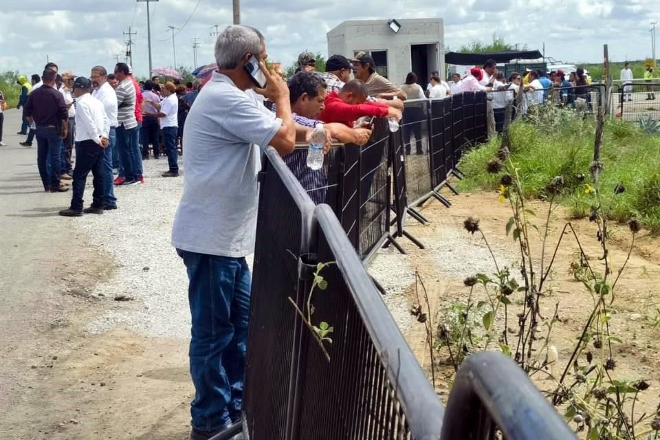 Decenas de personas permanecen en el exterior de la mina donde se lleva a cabo la reunión de familiares con el Mandatario.