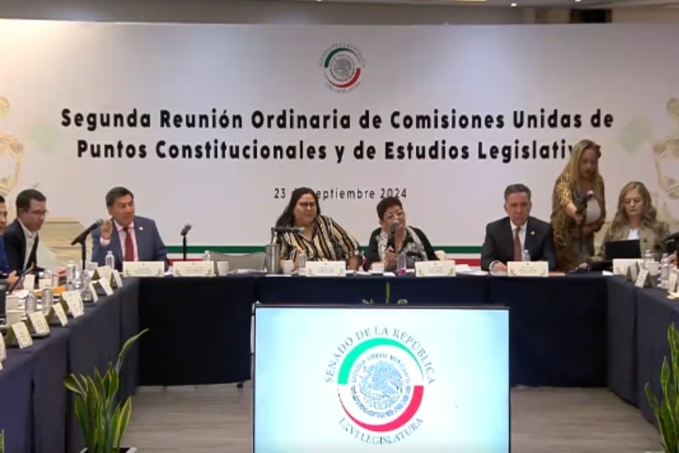 Reforma que reconoce a pueblos y comunidades indígenas como sujetos de derecho público fue aprobada en comisiones y mañana iría al Pleno.