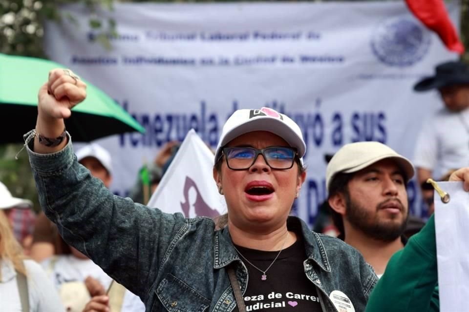 Trabajadores del Poder Judicial protestaron y bloquearon periférico frente al INE... horas después se retiraron.