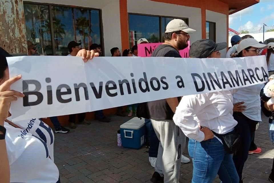 Trabajadores del PJF protestan contra AMLO previo a su llegada a Matamoros por la inauguración de monumento.