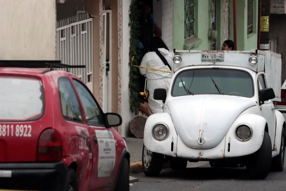 Una mujer murió y un adolescente resultó herido tras un ataque a tiros.