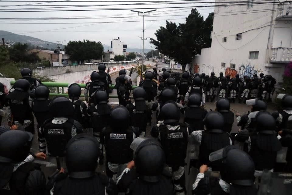 Elementos antimotines de la Guardia Nacional se instalaron a unos 300 metros de los manifestantes, con la amenaza de desalojarlos.