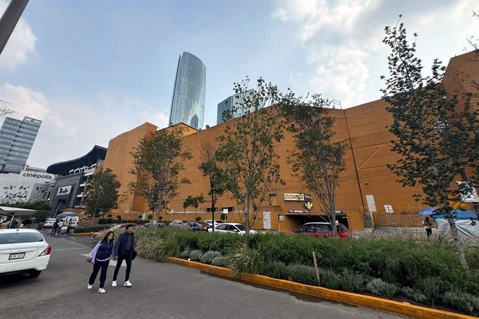 Centro Coyoacán permanece cerrada y sin uso. Al fondo, la torre principal del complejo Mítikah.