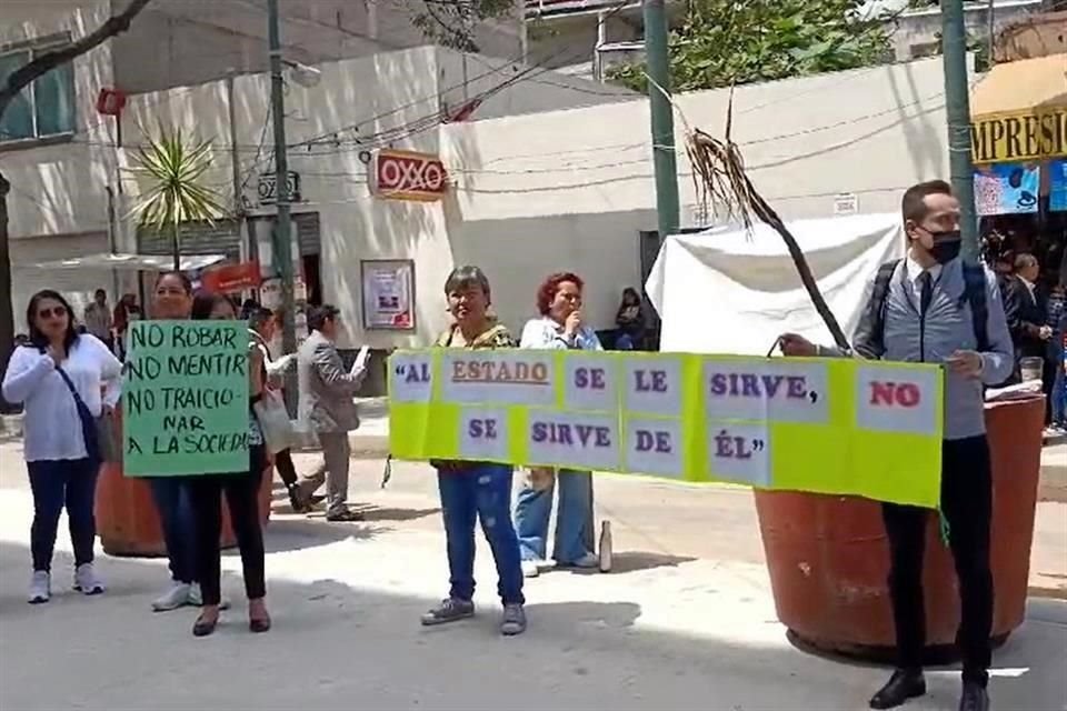 Los trabajadores se plantaron frente al edificio central de la FGJ, en la Colonia Doctores.