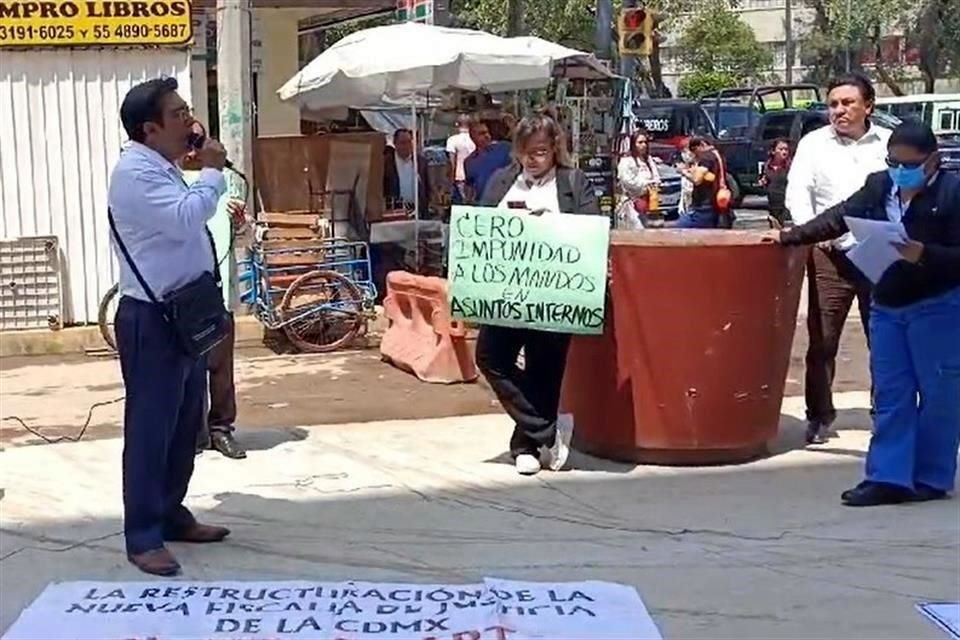 Con cartulinas pidieron que cesen los abusos laborales.