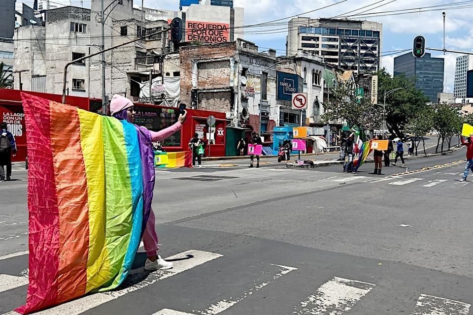 La protesta en demanda de una mesa de diálogo se mantuvo por más de seis horas sobre Insurgentes.