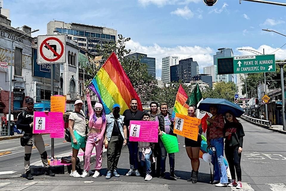 Bloqueados los dos carriles, los usuarios del Metrobús fueron de los más afectados con la protesta.