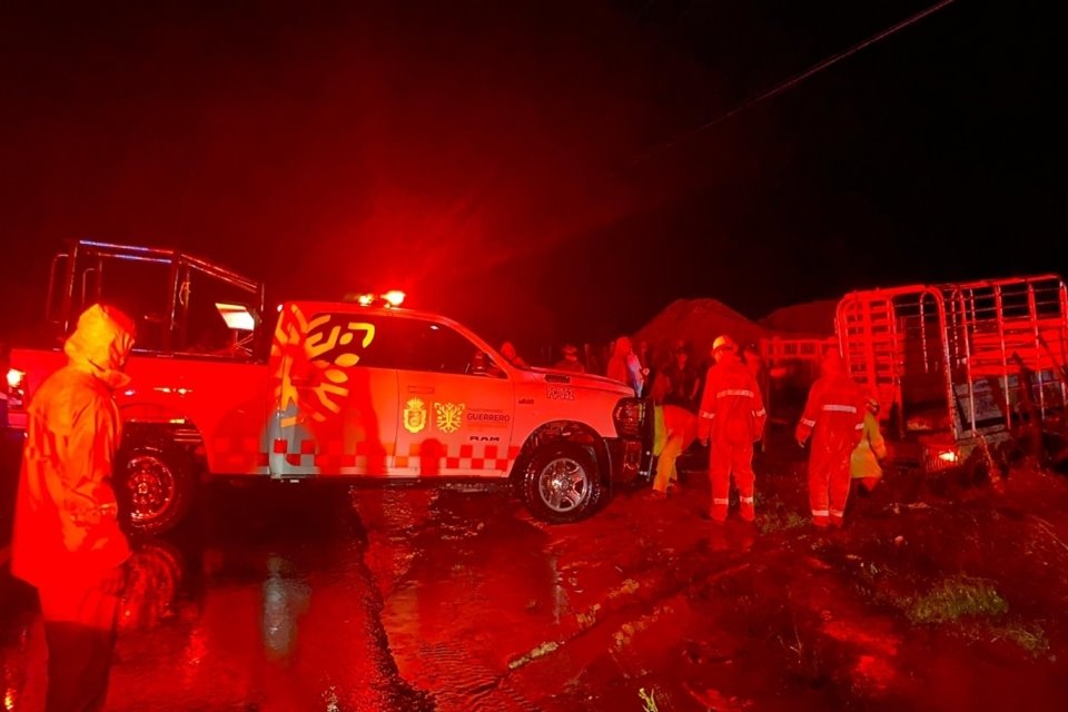 El huracán 'John' provocó la caída de árboles, el desprendimiento de techos de lámina en viviendas y dejó sin energía eléctrica y telefonía celular a 14 municipios costeros de Guerrero.