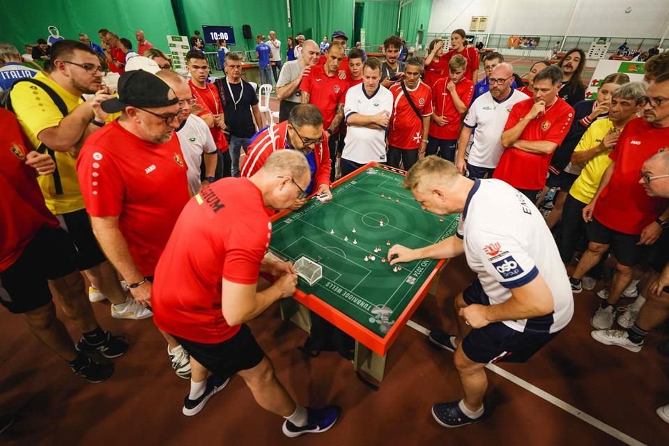 La nueva fiebre por el Subbuteo, el popular juego de futbol de mesa, ha llevado a vivir al máximo un Mundial con más de 300 jugadores.