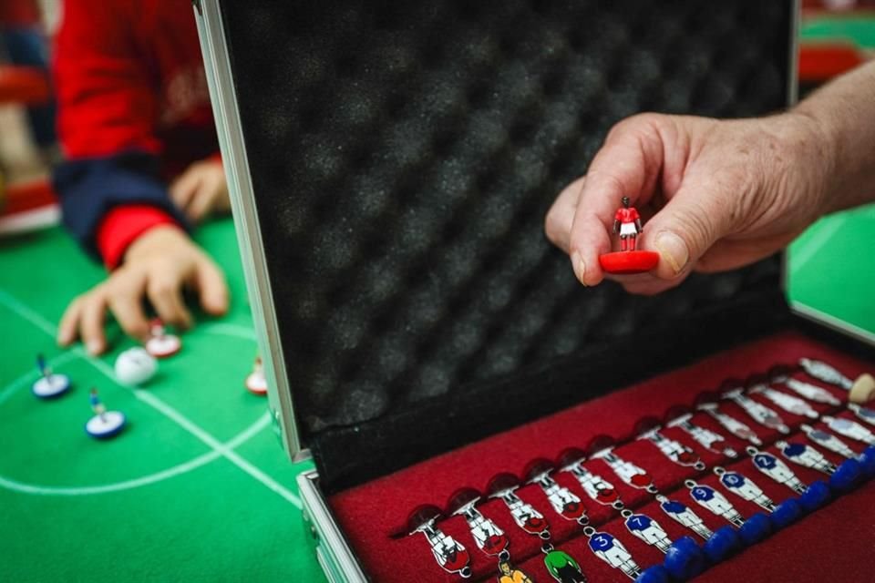 La nueva fiebre por el Subbuteo, el popular juego de futbol de mesa, ha llevado a vivir al máximo un Mundial con más de 300 jugadores.