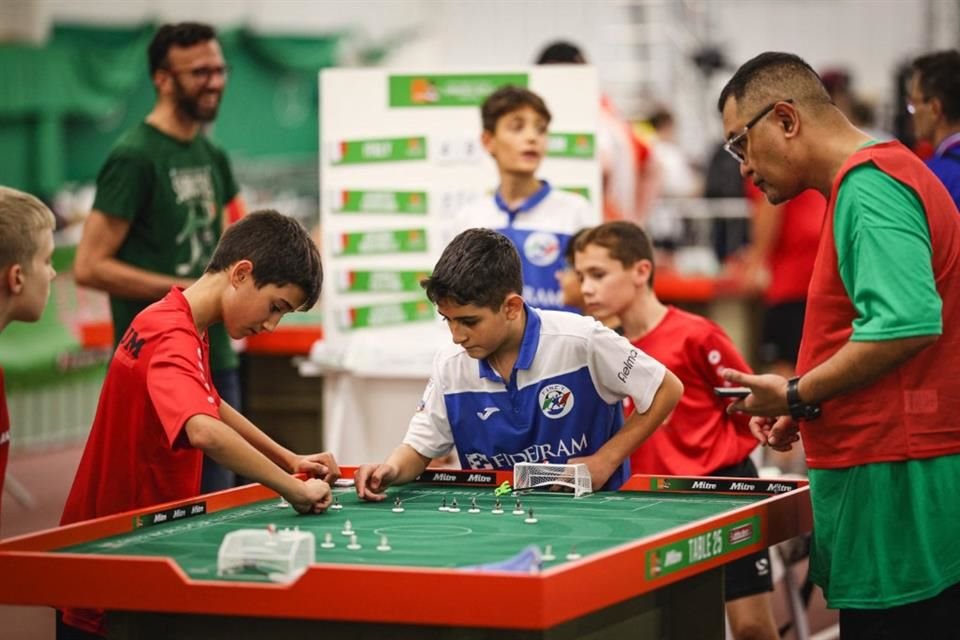 La nueva fiebre por el Subbuteo, el popular juego de futbol de mesa, ha llevado a vivir al máximo un Mundial con más de 300 jugadores.