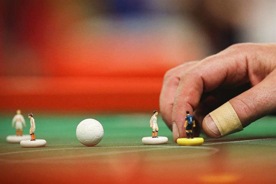 La nueva fiebre por el Subbuteo, el popular juego de futbol de mesa, ha llevado a vivir al máximo un Mundial con más de 300 jugadores.