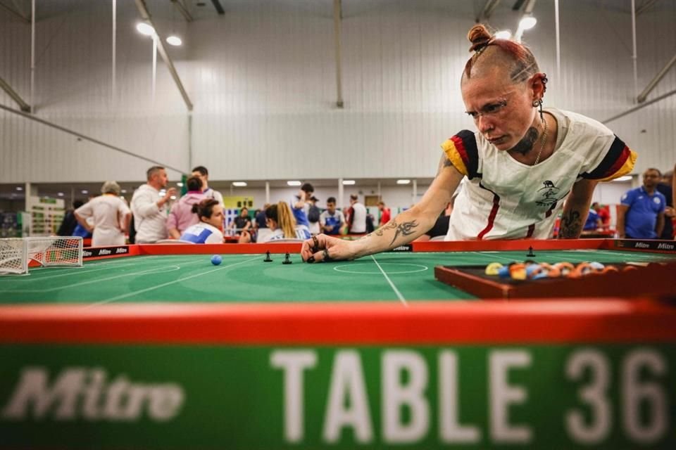 La nueva fiebre por el Subbuteo, el popular juego de futbol de mesa, ha llevado a vivir al máximo un Mundial con más de 300 jugadores.