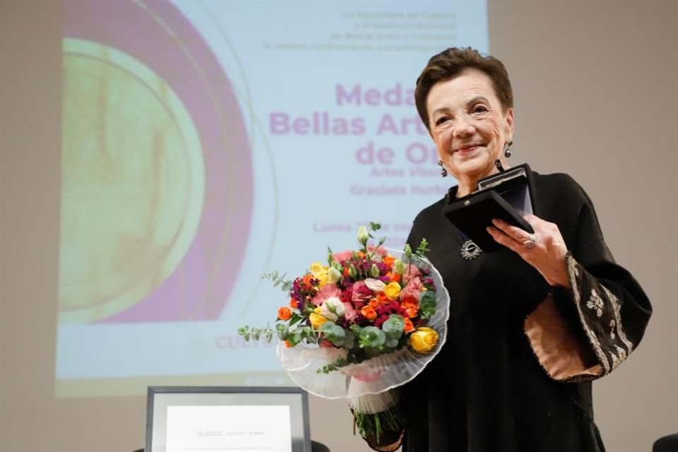 Graciela Iturbide recibe la Medalla Bellas Artes de Oro por su contribución fotográfica, destacada por capturar la esencia de México.