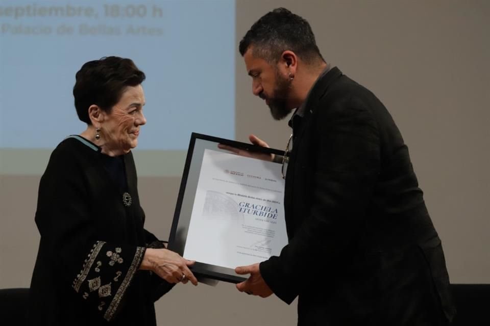 De negro elegante, bajita y con una sonrisa amplia que evidenciaba su alegría, Iturbide recibió la dorada presea y un diploma.