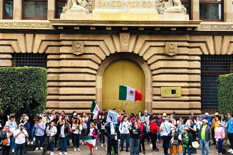 Los inconformes gritaron consignas contra la reforma judicial.