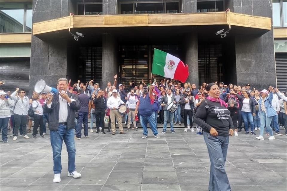 Cientos de manifestantes llegaron desde las 9:00 horas a la sede del Banxico en Calle 5 de Mayo y Eje Central.