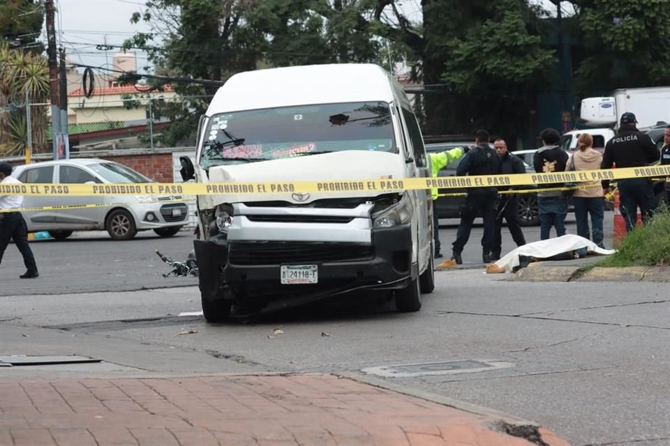 El conductor se habría llevado por varios metros a las dos personas; el hombre quedó atrapado, mientras que la mujer fue hallada a unos metros. 