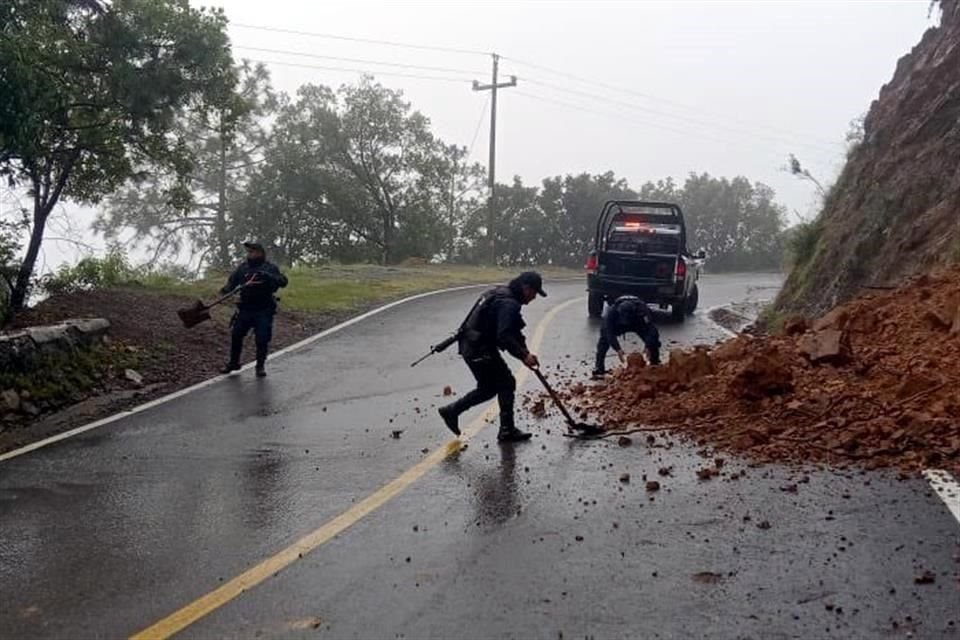 Autoridades reportaron deslaves en distintos puntos carreteros.