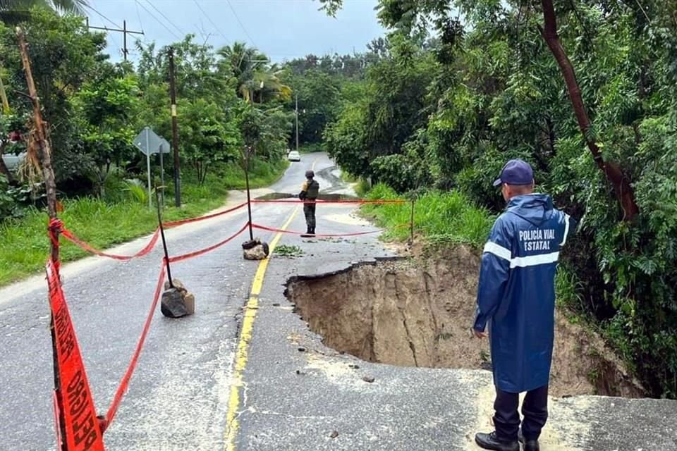 Un socavón afectó un carril de la carretera Miahuatlán-Pochutla.