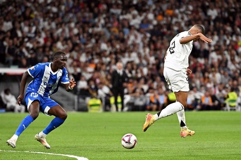 Kylian Mbappé inició la jugada del primer gol tras este taconazo.